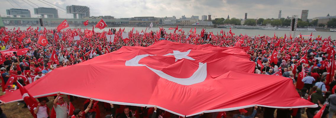 Erdogan-Anhänger 2016 bei einer Kundgebung in Köln.