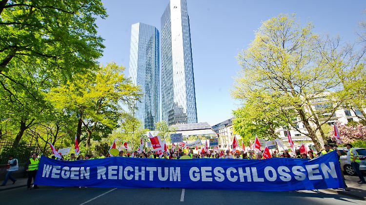 Ungleich verteilter Reichtum: Protest von Postbank-Mitarbeitern gegen Stellenbau.