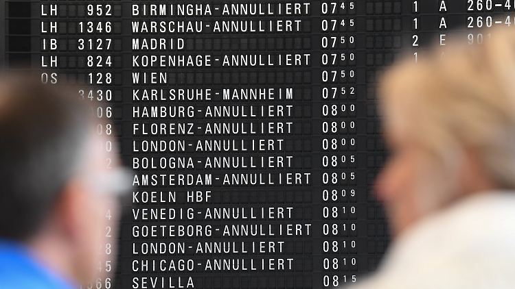 Der Flughafenbetreiber Fraport rechnet am Flughafen in Frankfurt mit insgesamt fast 660 Ausfällen bei Starts und Landungen.