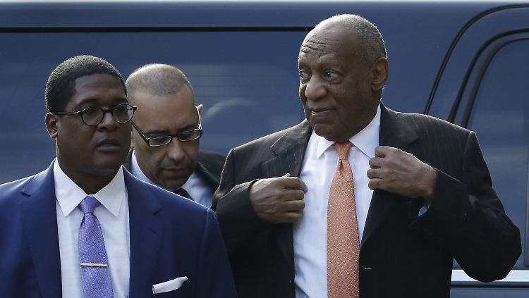 Bill Cosby (rechts) auf dem Weg in den Gerichtssaal.