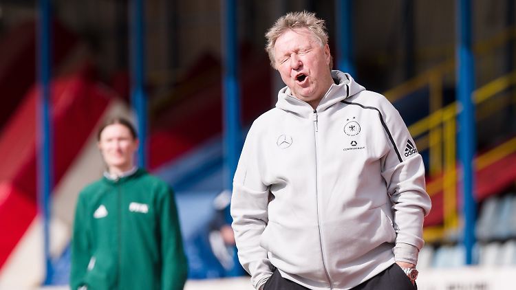 Wetter gut, Ergebnis gut: DFB-Trainer Hrubesch kann zufrieden sein.