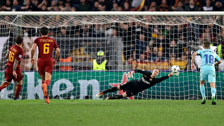 Roms Daniele De Rossi (links) schießt sein Tor zum 2:0 für AS Rom.