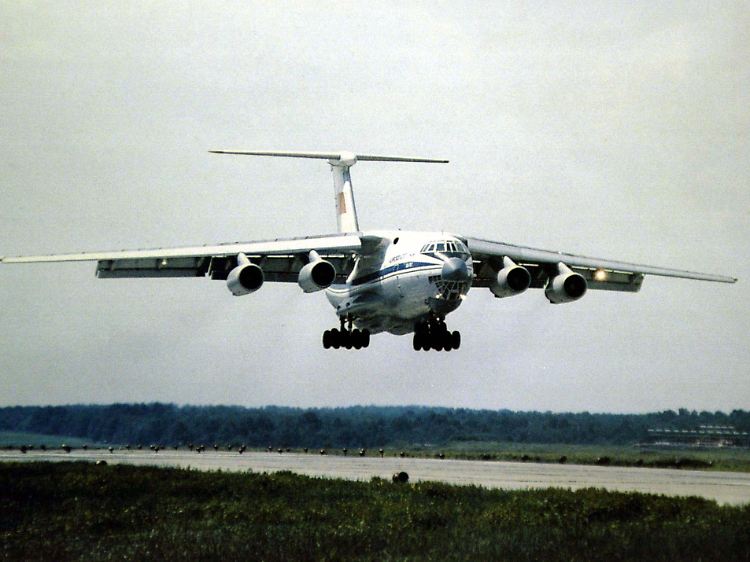 Vierstrahliger Militärfrachter: Bei Boufarik soll eine Maschine des Typs Iljuschin Il-76 (Archivbild) abgestürzt sein.