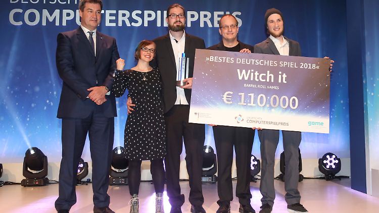 Bayerns Ministerpräsident Söder mit den Machern von "The Witch".
