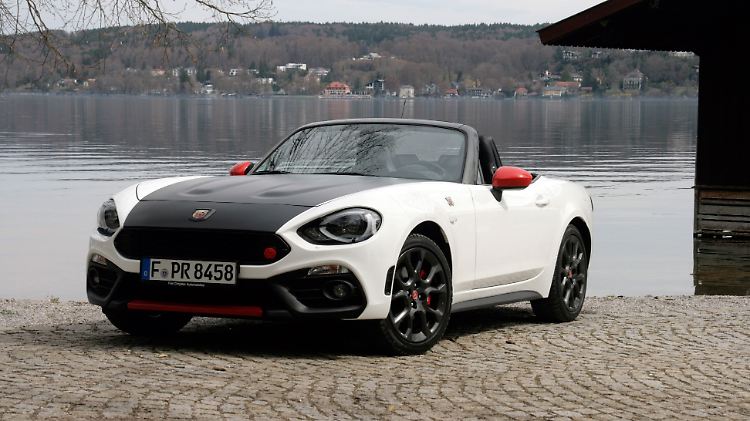 Die mattschwarze Motorhaube soll an die Motorsport-Tradition von Abarth erinnern.