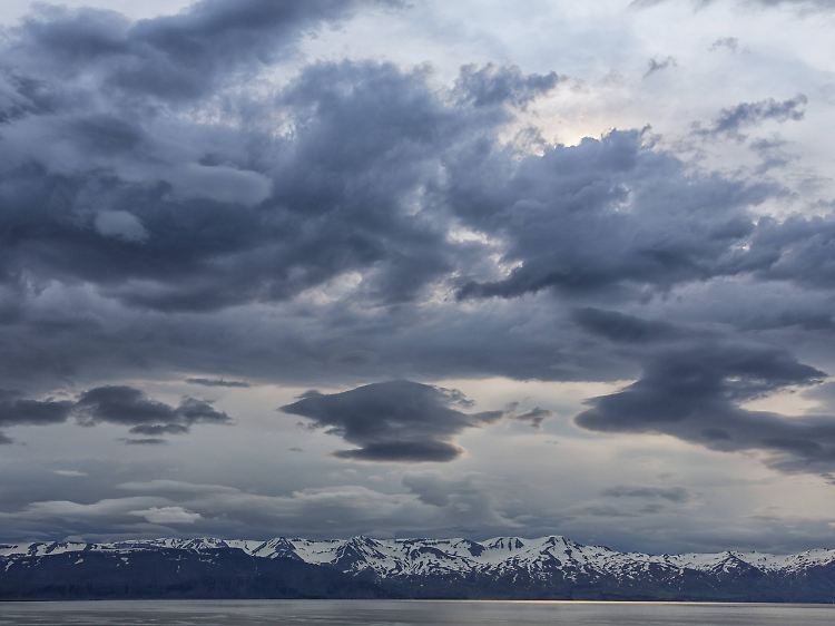 Wolken über dem Gletschersee Joekulsarlon (Island) im Nordatlantik: Durch die globale Erwärmung gibt es mehr Regen über dem Nordatlantik.