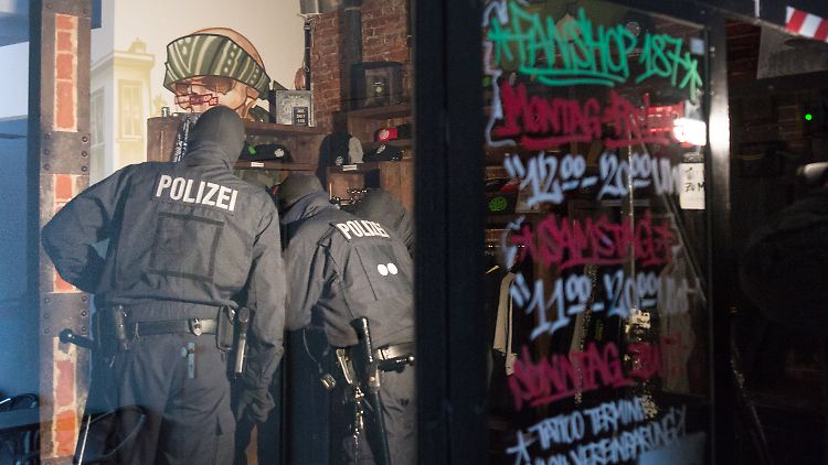 Auch der Fanshop der 187 Strassenbande in Hamburg wurde durchsucht.
