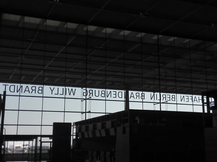 Licht am Ende des Tunnels?: Blick durch die Scheiben des Hauptpiers hinaus zum Vorplatz.