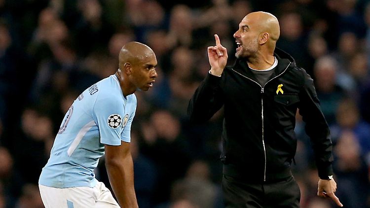 Josep Guardiola vergaß sich in der Halbzeitpause - und musste die zweite Halbzeit von der Tribüne verfolgen.