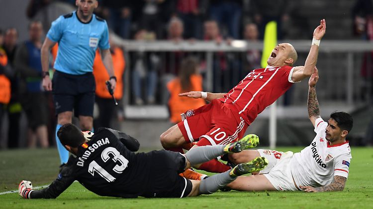 Gegen den FC Sevilla war für die Bayern-Stars um Arjen Robben harte Fußballarbeit gefragt.