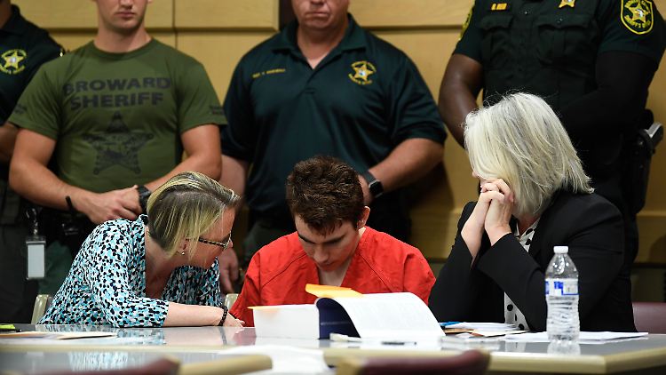 Cruz hatte an der Marjory Stoneman Douglas High School in Parkland am Valentinstag 14 Jugendliche und drei Erwachsene erschossen. 
