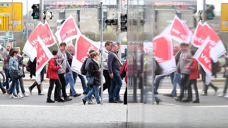 "Endlich ein gutes Arbeitgeberangebot": Verdi fordert sechs Prozent mehr - oder mindestens 200 Euro mehr pro Monat für die 2,3 Millionen Beschäftigten.
