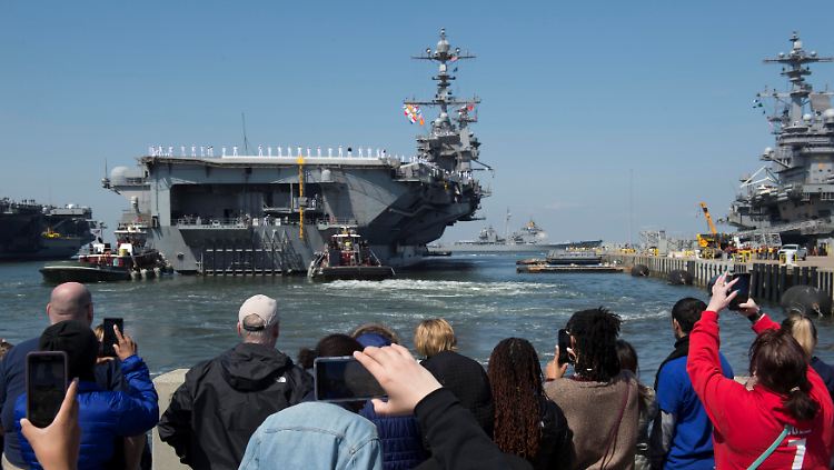 Abschiedsszenen im Hafen von Norfolk, Virginia: Der US-Flugzeugträger "USS Harry S. Truman" legt ab, um in die Golfregion zu verlegen.