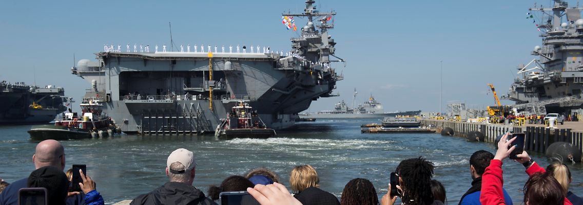 Abschiedsszenen im Hafen von Norfolk, Virginia: Der US-Flugzeugträger "USS Harry S. Truman" legt ab, um in die Golfregion zu verlegen.