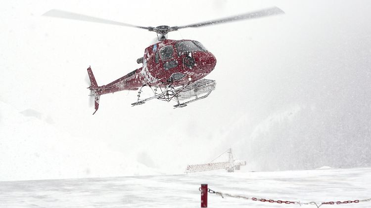 Die Hubschrauber können bei den schlechten Witterungsbedingungen nicht abheben.