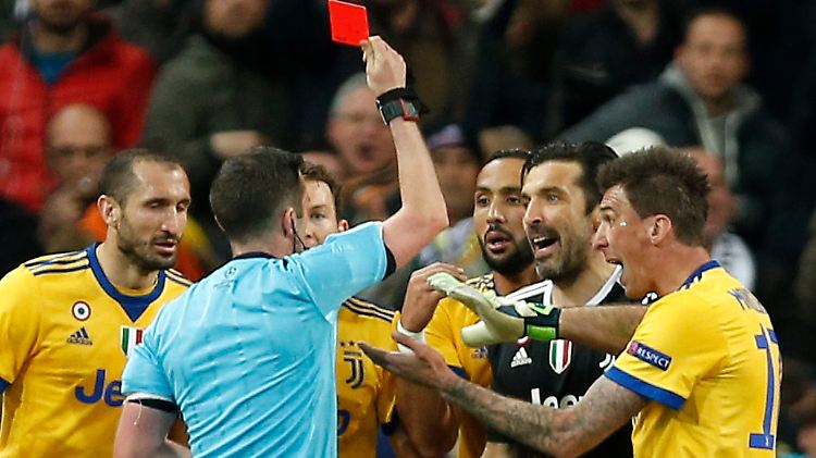 In der Nachspielzeit entschied der englische Referee Michael Oliver auf Elfmeter für Real Madrid - wodurch Juventus-Keeper Gianluigi Buffon komplett die Fassung verlor.