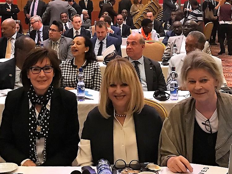 Riekel und Wedekind mit Gertie Müller-Hoorens, der Ehefrau des Bundesentwicklungsministers Gerd Müller.