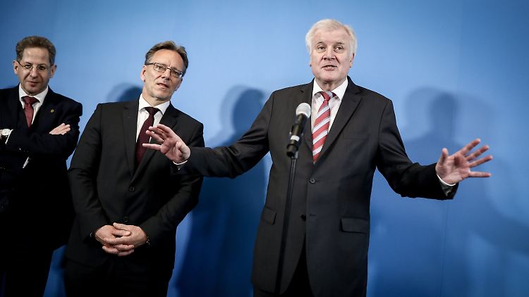 Horst Seehofer ist auf dem Sprung. Nach einer massiv zusammengestutzten Pressekonferenz geht es nach Paris.