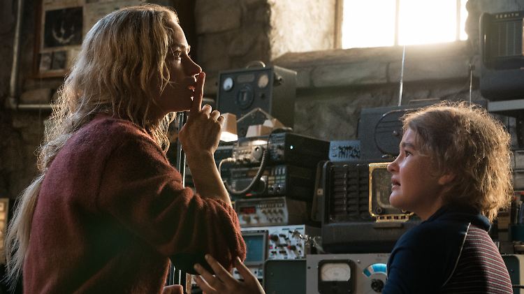 Stille ist das oberste Gebot: Evelyn Abbott (Emily Blunt) und ihre Tochter Regan (Millicent Simmonds) in "A Quiet Place".