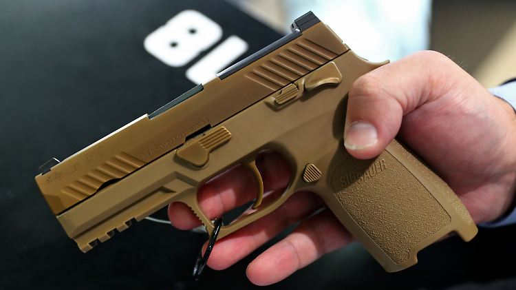Mit solchen Handfeuerwaffen vom Typ M18 stattet Sig Sauer die US-amerikanische Armee aus - hierbei handelt es sich jedoch nicht um die nach Kolumbien exportierten Pistolen.