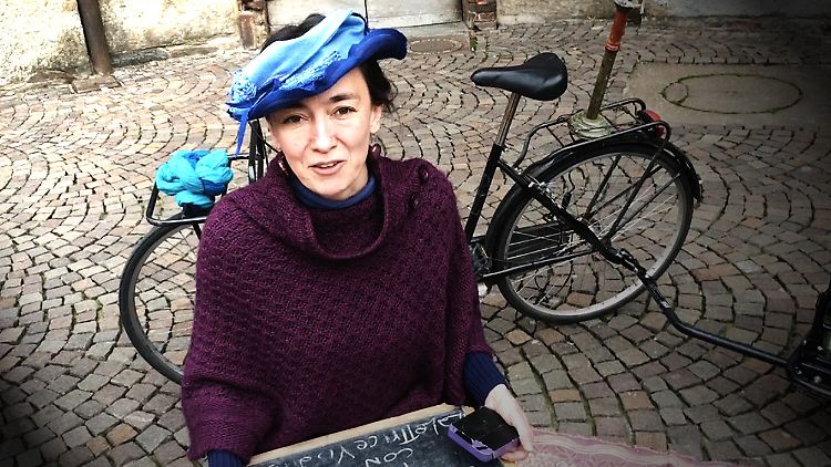 Die Italienerin Chiara Trevisan liest Passanten in der Turiner Innenstadt vor.