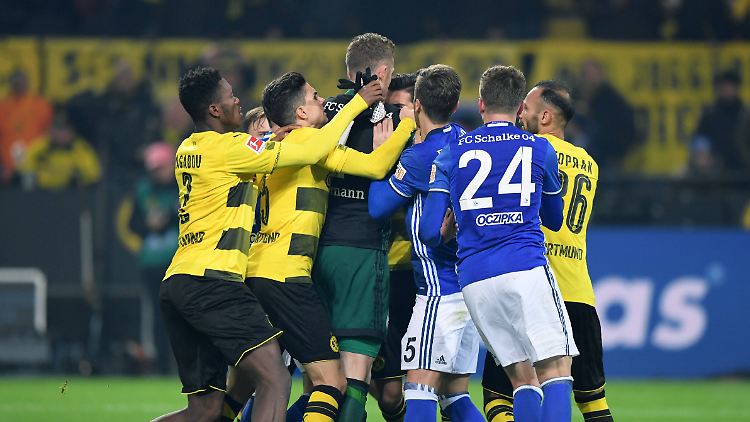 Brisanz auf und abseits des Platzes: Das Revierderby wird für viele Amateurklubs zum Problem.