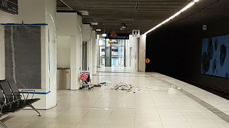 Der Hamburger Bahnhof Jungfernstieg: Zurück bleiben ein leerer Bahnsteig und ein Kinderbuggy mit rosafarbener Tasche.