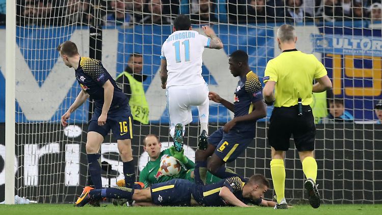 Konstantino "Kostas" Mitroglou von Olympique Marseille vor dem Tor von Leipzig.