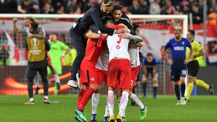 Jubel bei RB Salzburg. Nach über 20 Jahren erreicht wieder eine MAnnschaft aus Österreich das Europa-League-Halbfinale.