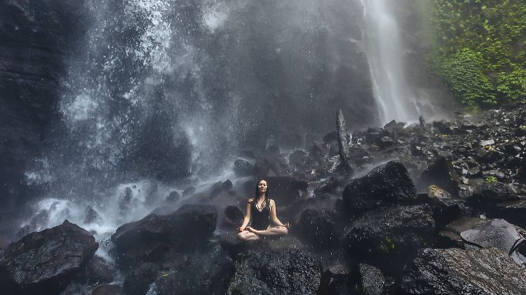 Yoga in freier Natur, wie hier auf Bali, hat durchaus seinen Reiz - es geht aber auch im heimischen Wohnzimmer.