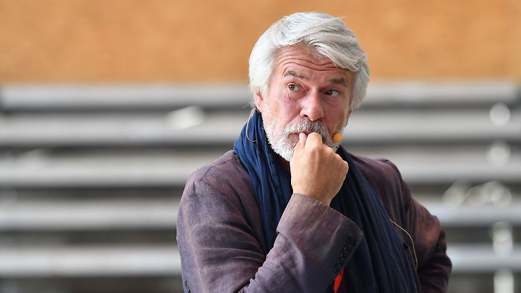 Nach nur wenigen Monaten im Amt verlässt Intendant Chris Dercon die Volksbühne.