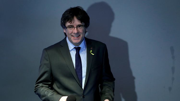 Puigdemont am 7. April auf einer Pressekonferenz in Berlin: Hier ist er unter Auflagen auf freiem Fuß.