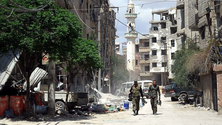 Syrische Soldaten patrouillieren durch die Straßen von Zamalka in Ost-Ghuta.