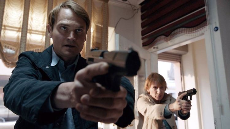 Kommissar Voss (Fabian Hinrichs) und Kollegin Ringelhahn (Dagmar Manzel) stellen einen Verdächtigen.