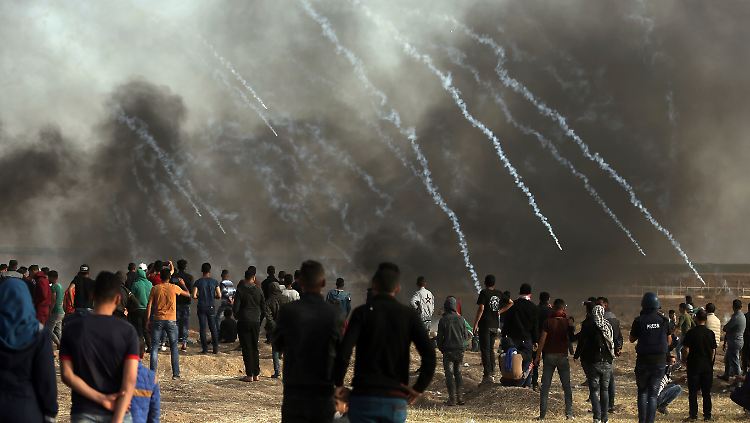 Israels Sicherheitsbehörden schossen Tränengas in die Demonstrantenmenge.