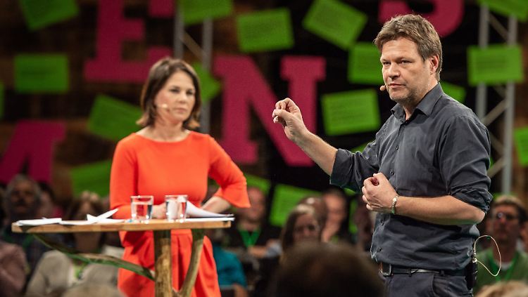 Die Vorsitzenden Annalena Baerbock und Robert Habeck schubsen in Berlin die Debatte an. Bis 2020 soll das Grundsatzprogramm dann fertig sein.