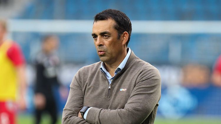 Pfeift sich eins: Bochums Trainer Dutt vergisst langsam, wie sich Verlieren anfühlt.