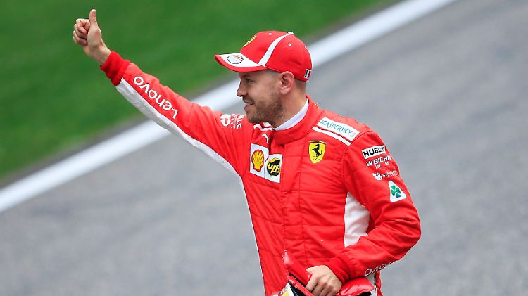 Ferrari-Pilot Vettel freut sich über einen Auftakt nach Maß in Shanghai.