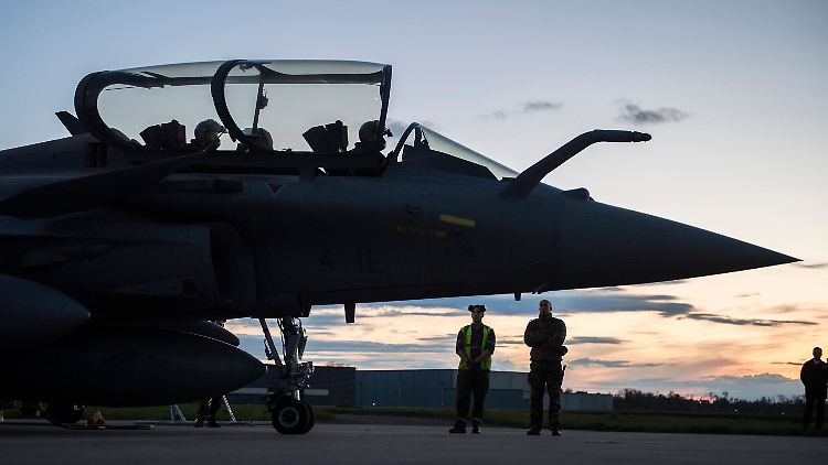 Ein französisches Mehrzweckkampfflugzeug auf dem Militärflugplatz Saint-Dizier-Robinso.