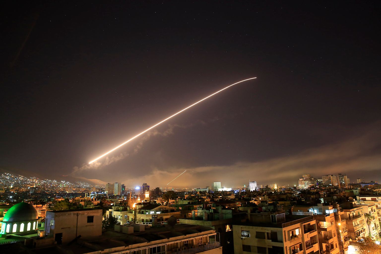 Es ist ein Angriff mit Vorankündigung: In der Nacht zum Samstag fliegen etwa 100 Raketen auf Syrien.