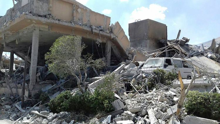 Dieses von der syrischen Nachrichtenagentur Sana zur Verfügung gestellte Foto zeigt die Trümmer des Forschungszentrums in Barsah, das bei Angriffen der USA, Großbritannien und Frankreich stark beschädigt wurde.