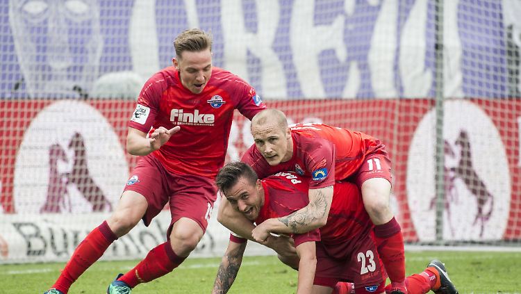 In Osnabrück feierten die Paderborner den nächsten Kantersieg - und dürfen nun wohl bald die Rückkehr in die 2. Liga bejubeln.