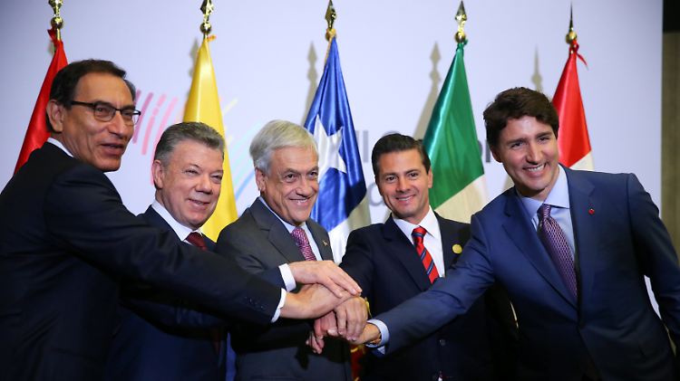 Die Präsidenten Perus, Kolumbiens, Chiles, Mexikos sowie der kanadische Premierminister (v.l.n.r.) präsentierten sich nach dem Treffen in Lima gut gelaunt den Kameras.