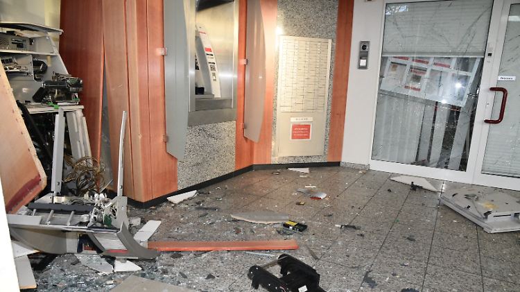 Zuletzt haben Kriminelle Anfang April im rheinland-pfälzischen Ludwigshafen einen Geldautomaten im Vorraum einer Bank gesprengt.
