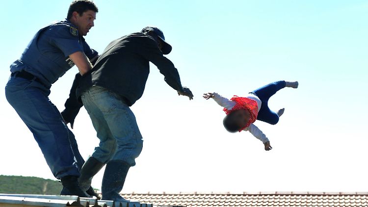 Der Moment, als das Unfassbare geschieht: Der Vater schmeißt seine Tochter vom Dach seiner Hütte.