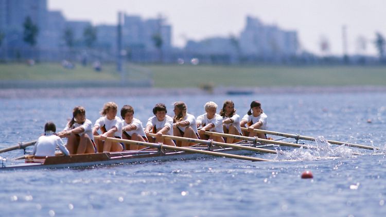Brigitte Ahrenholz (5.v.r.) holte mit dem DDR-Achter Olympia-Gold.