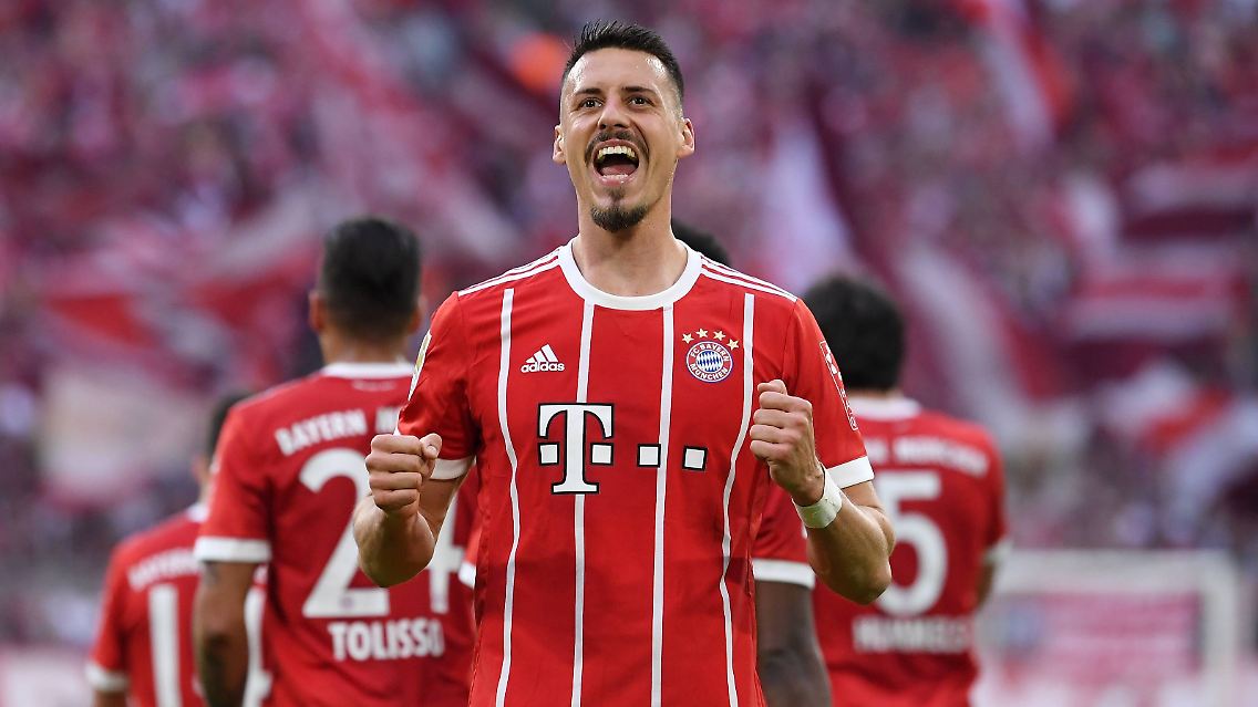 Fußball gespielt wurde in München übrigens, für Gladbach war das nicht so erfreulich. Für zwei der fünf Borussen-Gegentore sorgte Bayerns Nationalstürmer Sandro Wagner - der nun fest mit einer WM-Nominierung rechnet: "Da gehe ich davon aus, ehrlich gesagt."
