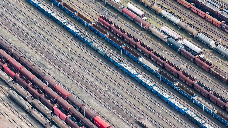 740 Meter dürfen Güterzüge in der Europäischen Union lang sein. Doch das Schienennetz ist dafür in Deutschland vielerorts gar nicht ausgelegt. 