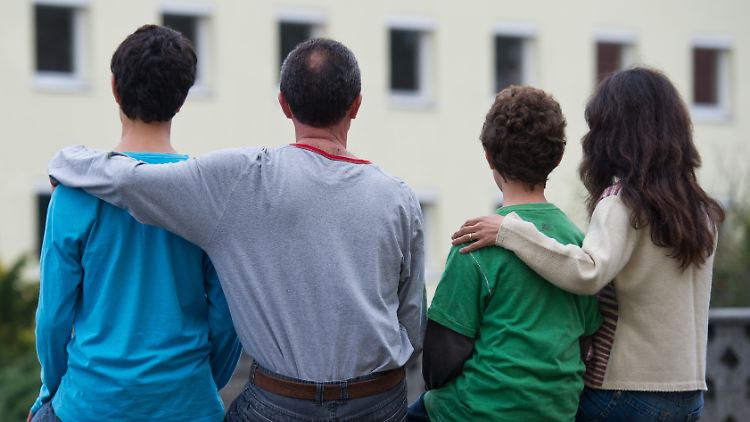 Der Koalitionsvertrag sieht vor: Der Familiennachzug von Flüchtlingen bleibt bis Ende Juli ausgesetzt und wird dann für 1000 Angehörige pro Monat erlaubt.