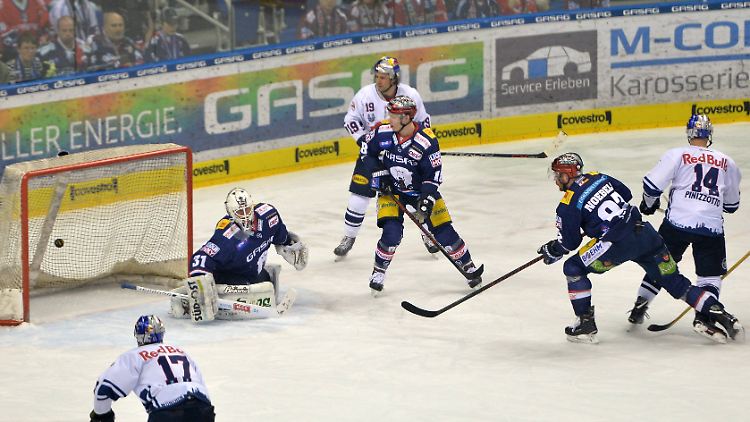 Steve Pinizzotto erzielt gegen Eisbären-Keeper Petri Vehanen das Tor 2:1 für München.
